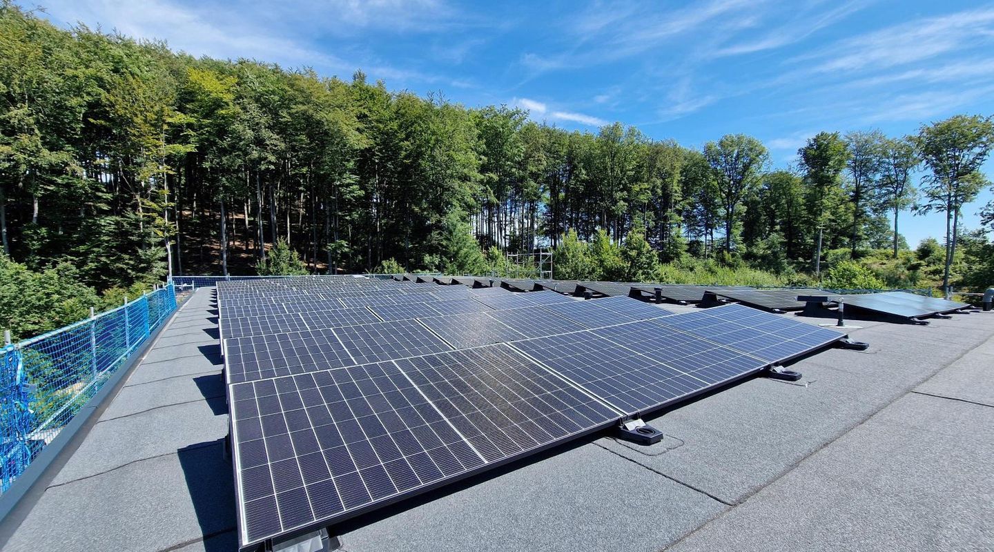 Erfolgreiche Dachsanierung und Photovoltaik-Installation in der Westerwaldklinik Waldbreitbach